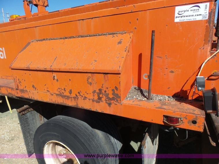 image for item L7404 1990 Ford F800 asphalt patch truck