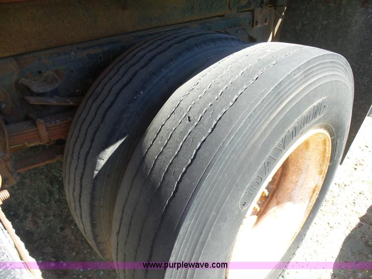 image for item L7404 1990 Ford F800 asphalt patch truck