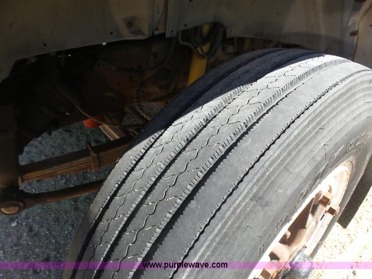 image for item L7404 1990 Ford F800 asphalt patch truck