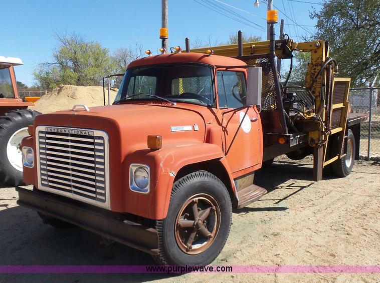 image for item L7405 1976 International Loadstar flatbed truck