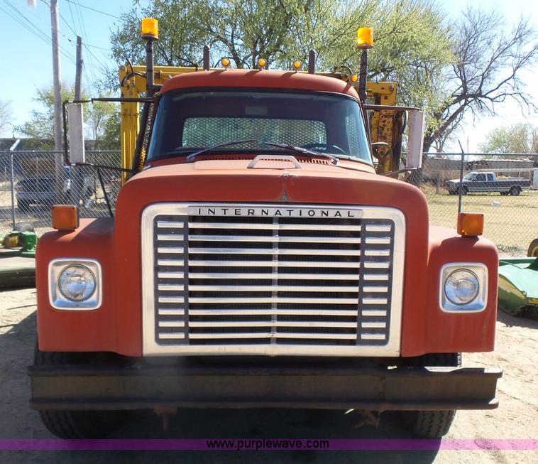 image for item L7405 1976 International Loadstar flatbed truck