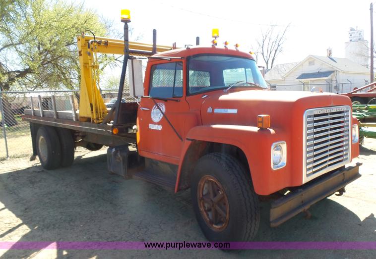 image for item L7405 1976 International Loadstar flatbed truck
