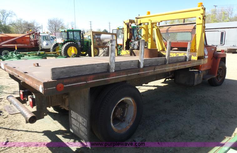 image for item L7405 1976 International Loadstar flatbed truck