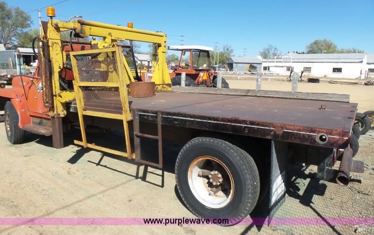 image for item L7405 1976 International Loadstar flatbed truck