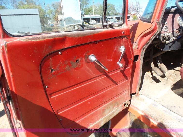 image for item L7405 1976 International Loadstar flatbed truck