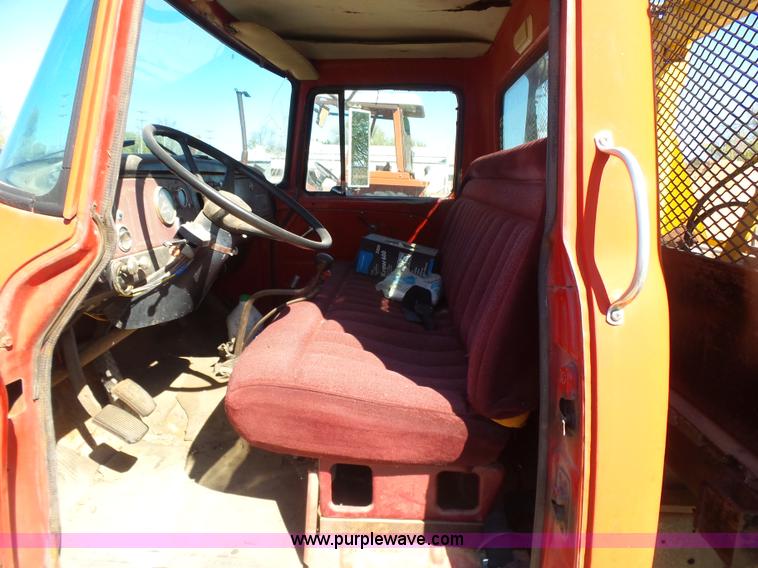 image for item L7405 1976 International Loadstar flatbed truck