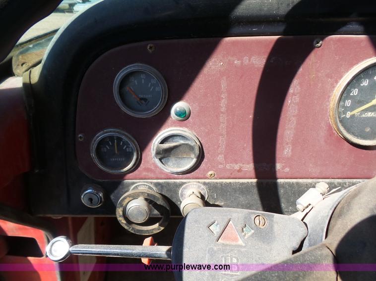 image for item L7405 1976 International Loadstar flatbed truck