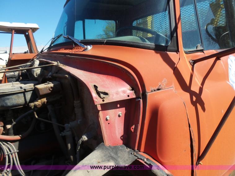 image for item L7405 1976 International Loadstar flatbed truck