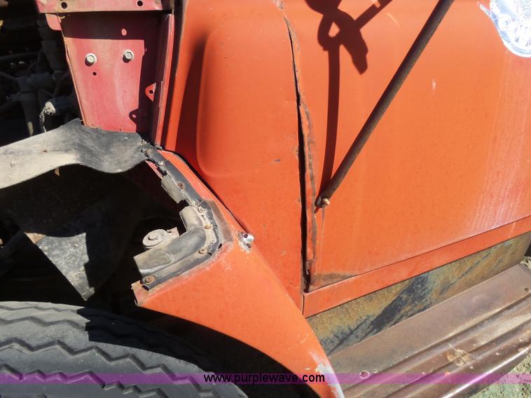 image for item L7405 1976 International Loadstar flatbed truck