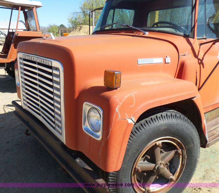image for item L7405 1976 International Loadstar flatbed truck
