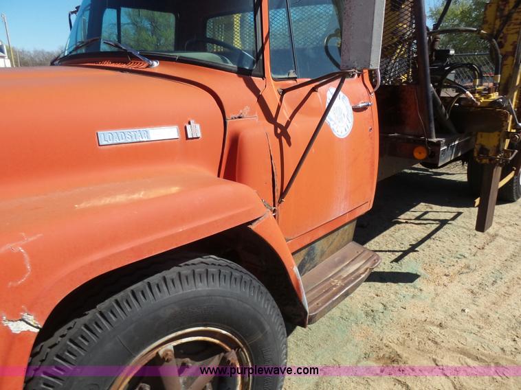 image for item L7405 1976 International Loadstar flatbed truck