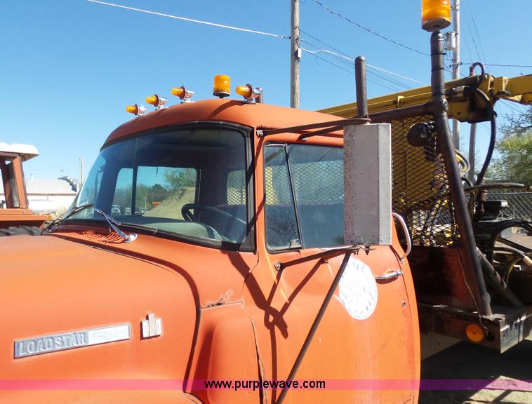 image for item L7405 1976 International Loadstar flatbed truck