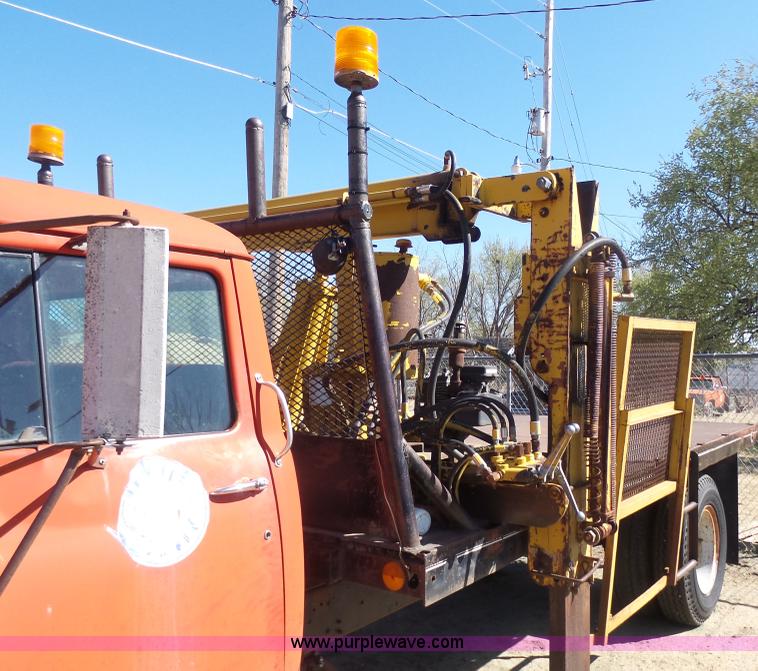 image for item L7405 1976 International Loadstar flatbed truck