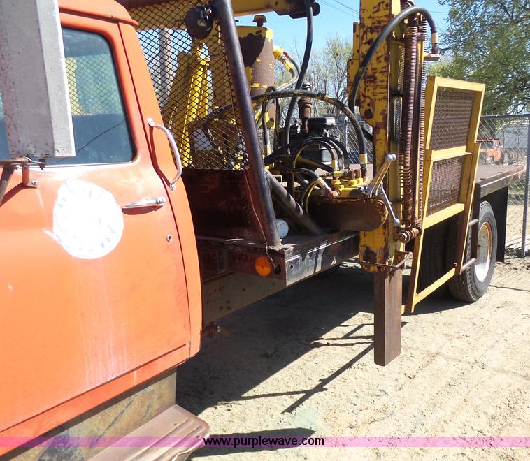 image for item L7405 1976 International Loadstar flatbed truck