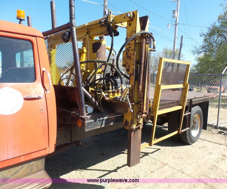 image for item L7405 1976 International Loadstar flatbed truck