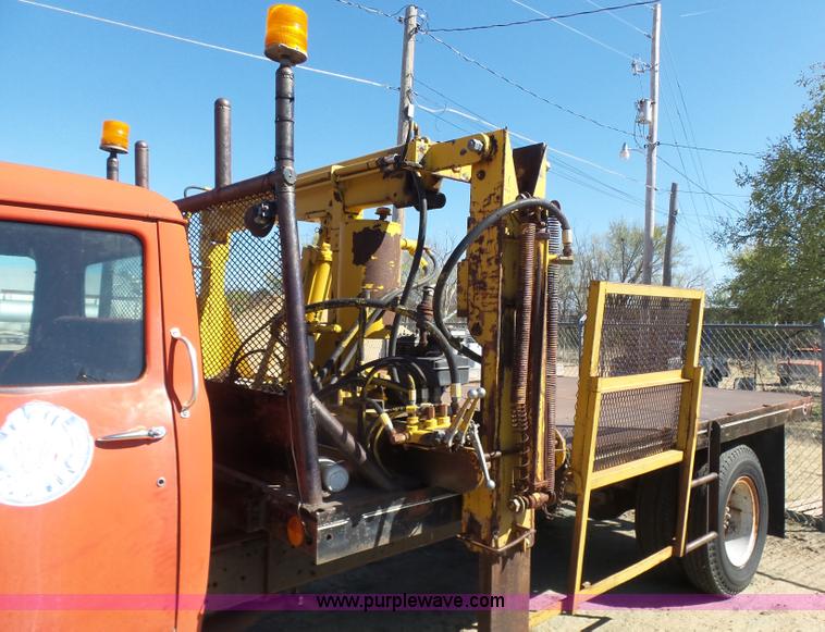 image for item L7405 1976 International Loadstar flatbed truck