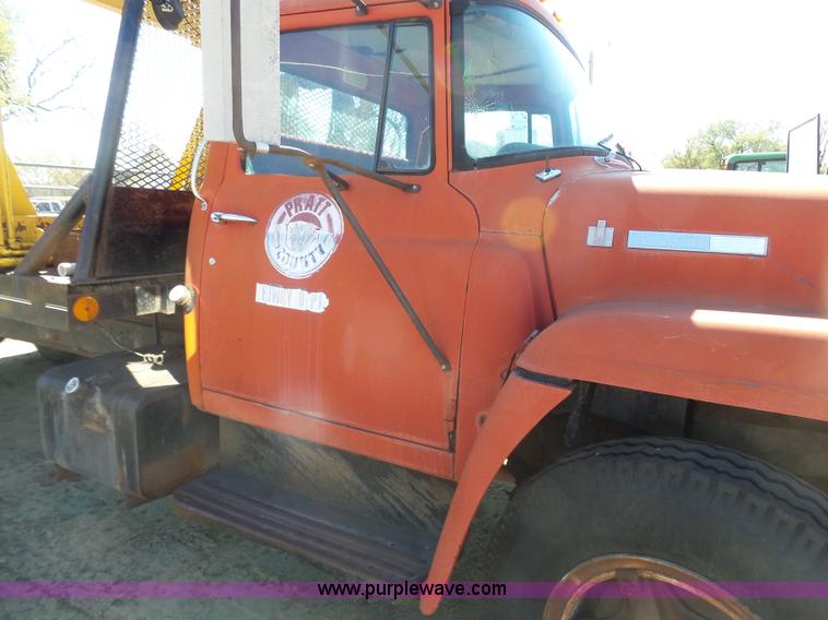 image for item L7405 1976 International Loadstar flatbed truck