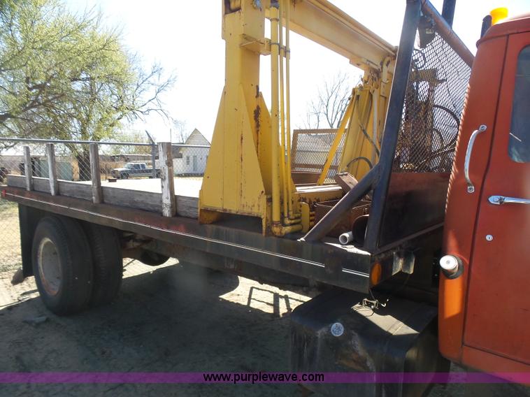 image for item L7405 1976 International Loadstar flatbed truck