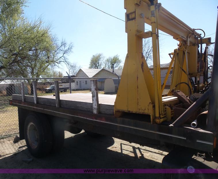 image for item L7405 1976 International Loadstar flatbed truck
