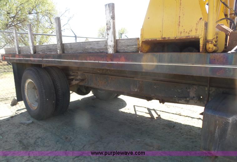 image for item L7405 1976 International Loadstar flatbed truck