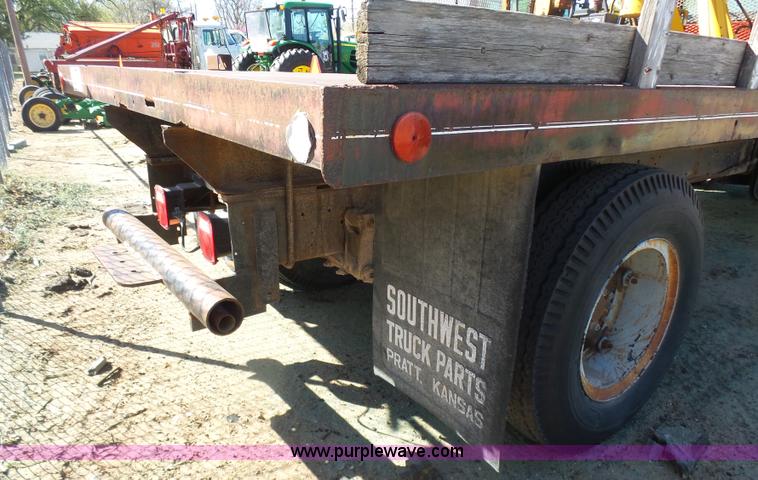 image for item L7405 1976 International Loadstar flatbed truck