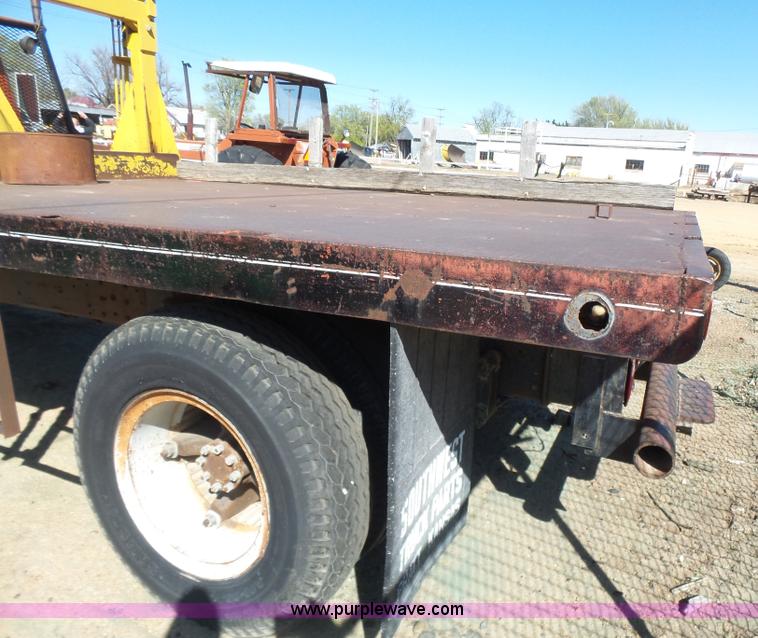 image for item L7405 1976 International Loadstar flatbed truck
