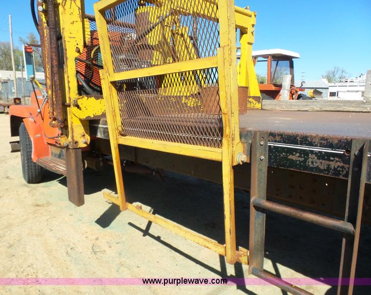 image for item L7405 1976 International Loadstar flatbed truck