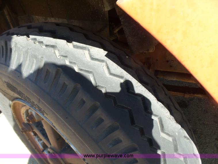 image for item L7405 1976 International Loadstar flatbed truck