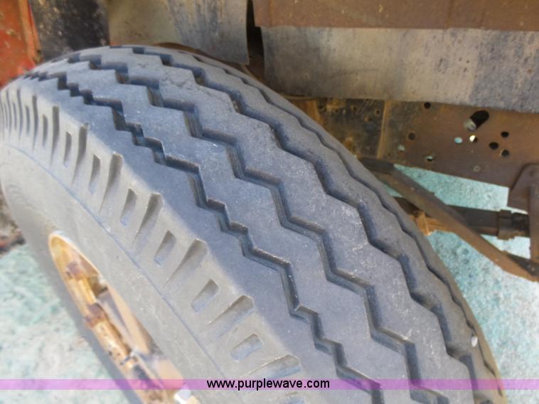 image for item L7405 1976 International Loadstar flatbed truck