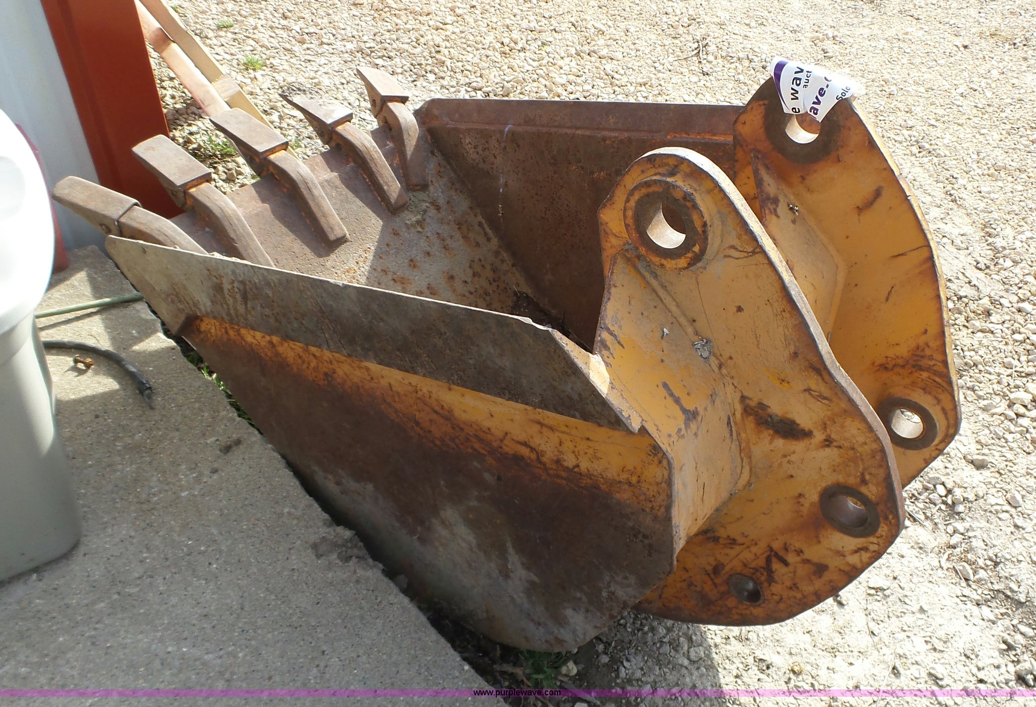 Case backhoe bucket in Cedar Rapids, IA Item L5658 sold Purple Wave