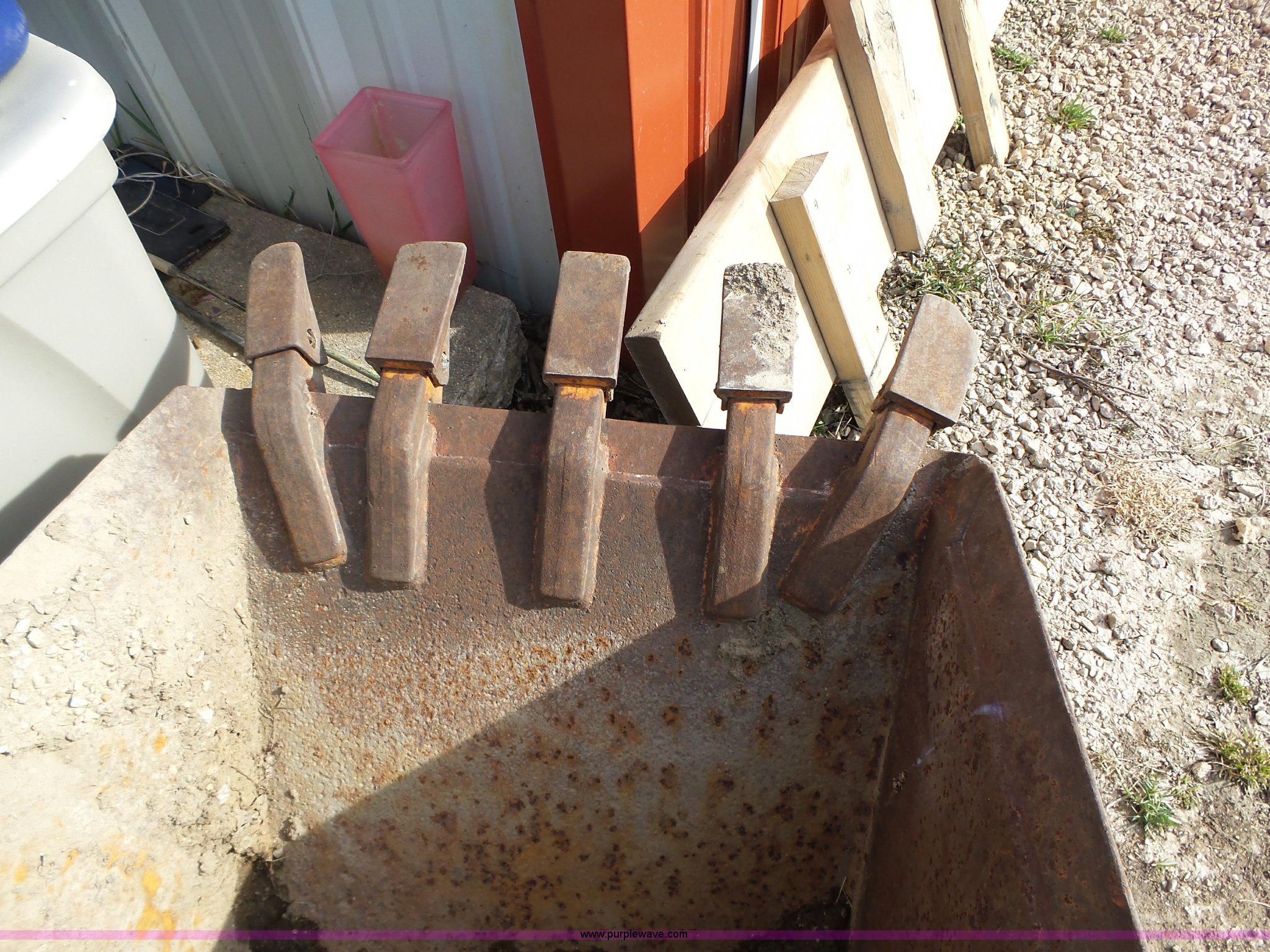 Case backhoe bucket in Cedar Rapids, IA Item L5658 sold Purple Wave