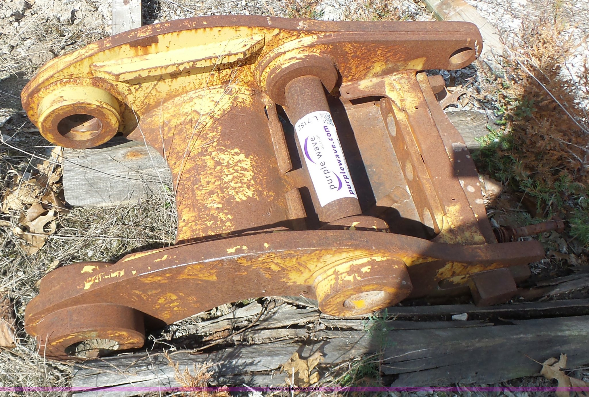 Excavator mounting bracket in Columbia, MO Item L7182 sold Purple Wave