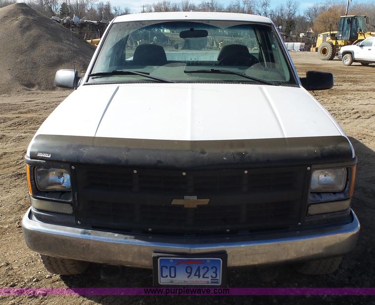 image for item AL9210 2000 Chevrolet C2500 pickup truck