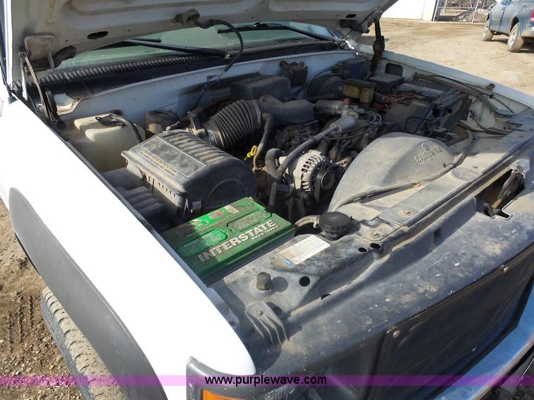 image for item AL9210 2000 Chevrolet C2500 pickup truck