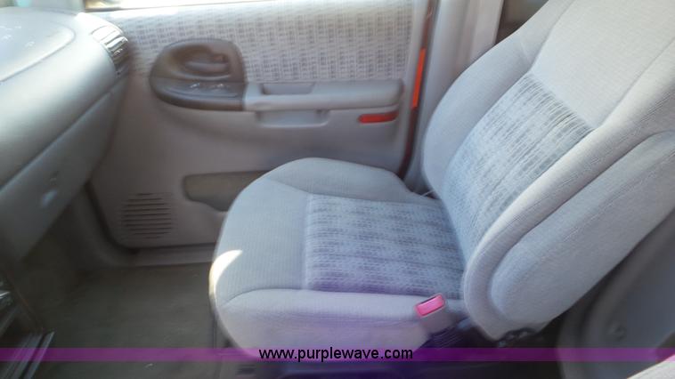 image for item AV9766 2000 Chevrolet Venture Extended van