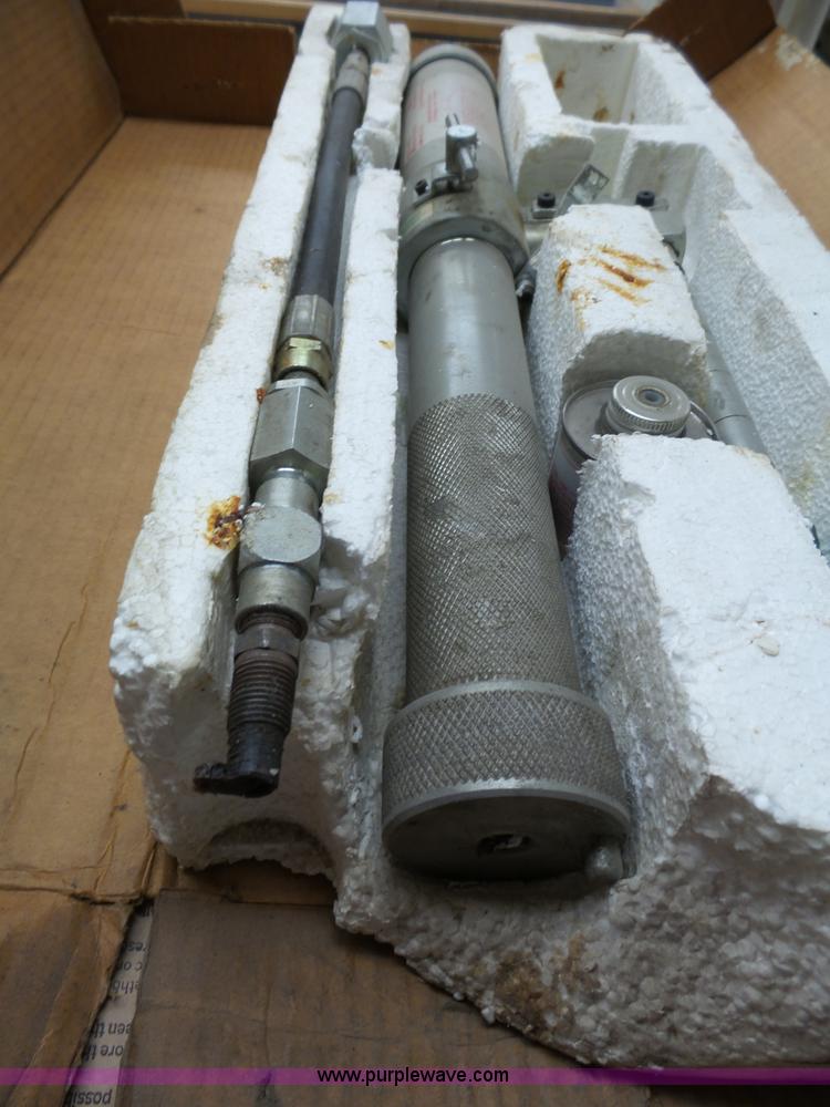 Valtex valve grease gun in Manhattan, KS Item BE9797 sold Purple Wave