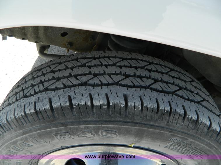 image for item F1270 2002 Ford 801 ambulance