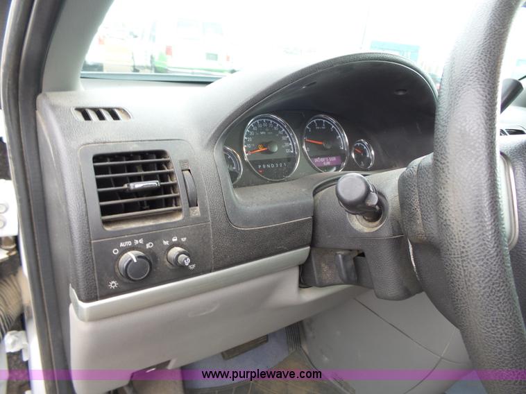 image for item J4172 2008 Chevrolet Uplander LS van