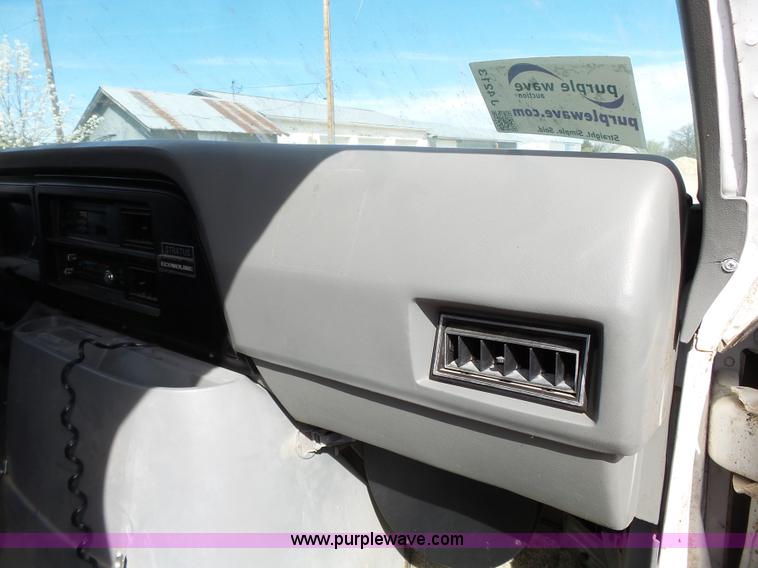 image for item J4213 1987 Ford Econoline E350 Super ambulance