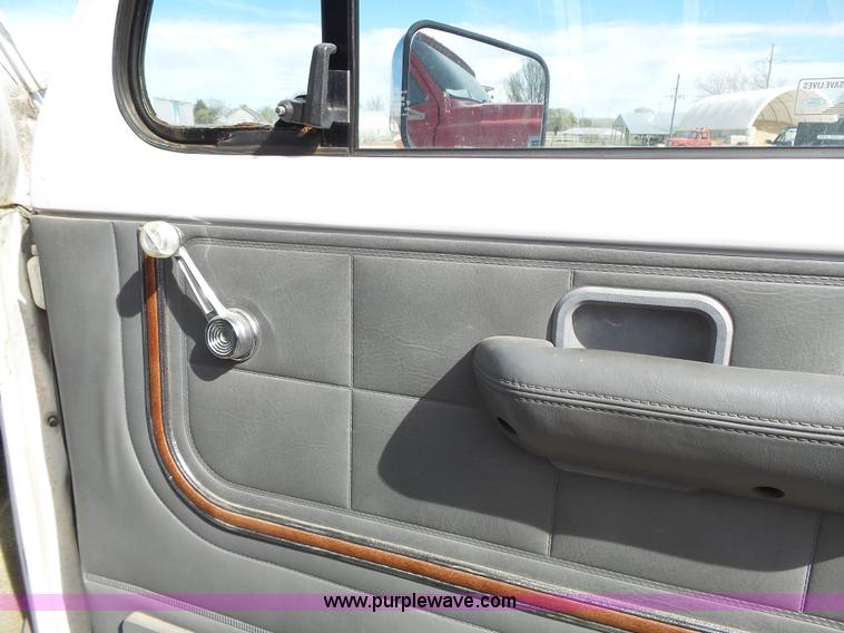 image for item J4213 1987 Ford Econoline E350 Super ambulance