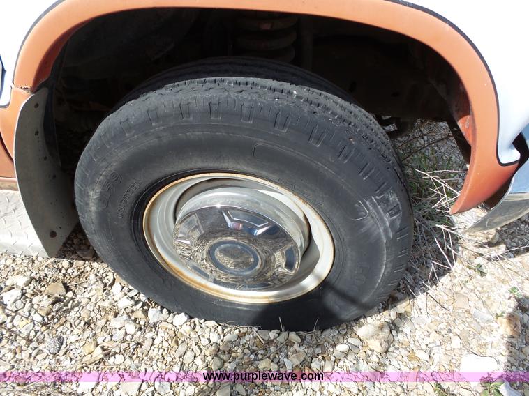 image for item J4213 1987 Ford Econoline E350 Super ambulance