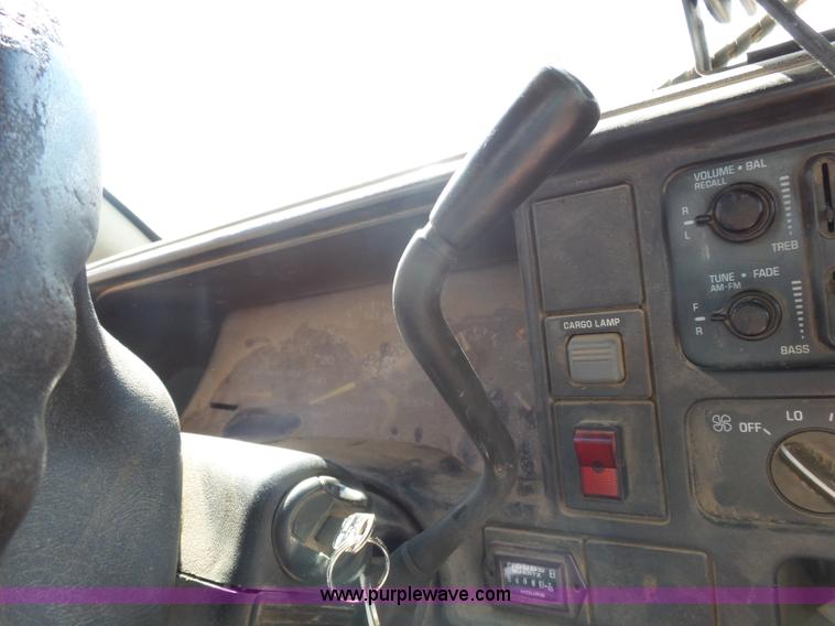 image for item J4999 1998 Chevrolet Cheyenne 2500 utility truck