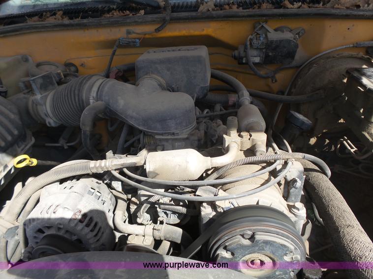 image for item J4999 1998 Chevrolet Cheyenne 2500 utility truck