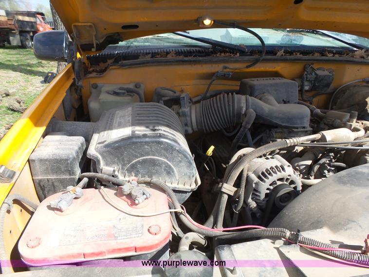 image for item J4999 1998 Chevrolet Cheyenne 2500 utility truck