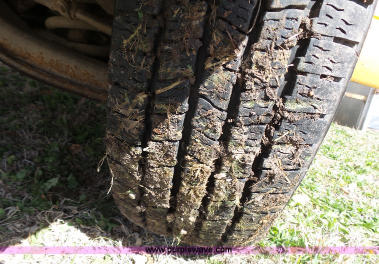 image for item J4999 1998 Chevrolet Cheyenne 2500 utility truck