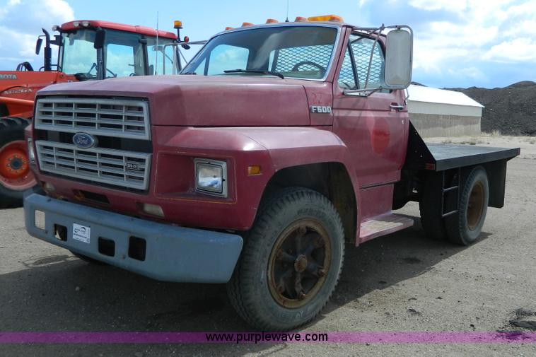 image for item J5131 1990 Ford F600 flatbed truck