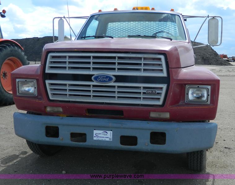 image for item J5131 1990 Ford F600 flatbed truck