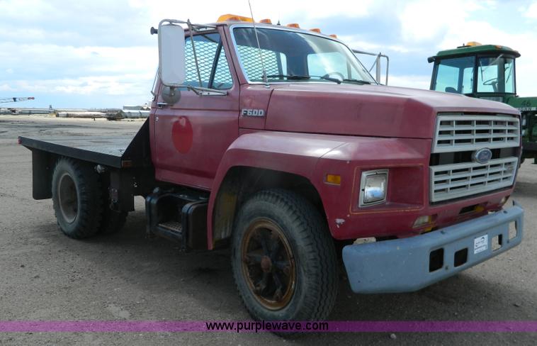 image for item J5131 1990 Ford F600 flatbed truck