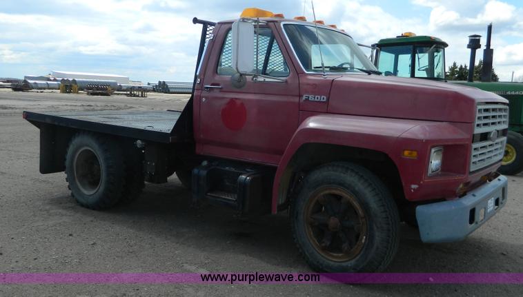image for item J5131 1990 Ford F600 flatbed truck