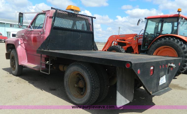 image for item J5131 1990 Ford F600 flatbed truck